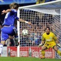 Fernando Torres melesakkan tendangan yang berbuah gol ke gawang Genk