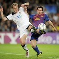 Lionel Messi (kanan) berebut bola dengan bek Viktoria Plzen, David Limbersky