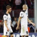Duo pemain Viktoria Plzen, David Bystron dan Martin Fillo, berjalan lesu setelah dikalahkan Barca