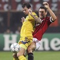 Mateja Kezman dari BATE Borisov berusaha menghalangi Daniele Bonera dari AC Milan