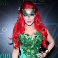 Kim Kardashian dandan ala Poison Ivy saat pesta Midori Green Halloween