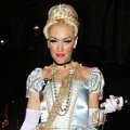 Gwen Stefani sebagai Cinderela di pesta kostum Kate Hudson