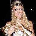 Paris Hilton bergaya ala wanita super