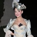 Rose McGowan kombinasikan kostum putri bangsawan dengan riasan ala ksatria berpedang