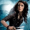 Noomi Rapace berperan sebagai gadis gipsi bernama Simza