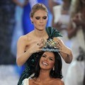 Miss Ivian Sarcos dan Miss World 2010 Alexandria Mills saat Penganugerahan Miss World 2011