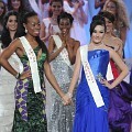 Miss Indonesia Astrid Ellena dan Miss Ghana Stephanie Karikari di Ajang Miss World 2011