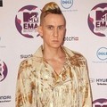 Perancang busana Jeremy Scott di Pink Carpet MTV EMA 2011
