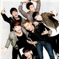 2PM berpose didepan kamera