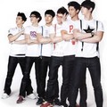 2PM berpose didepan kamera