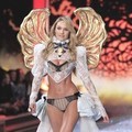 Candice Swanepoel di Victoria's Secret Fashion Show 2011