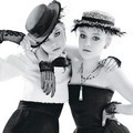 Dakota Fanning dan Elle Fanning untuk Majalah W edisi Desember 2011