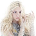 Elle Fanning dengan busana bertemakan swarovski