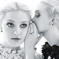 Dakota Fanning dan Elle Fanning menggunakan busana Giambattista Valli Haute Couture putih dan hitam