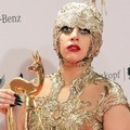 Lady Gaga dengan piala di The Bambi Awards 2011