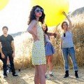 Selena Gomez tampil bersama beberapa remaja lainnya