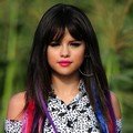 Tampilan berbeda Selena Gomez di video musik 'Hit The Lights'
