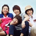 Pose CN Blue didepan kamera