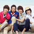 Pose CN Blue didepan kamera