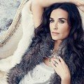Demi Moore di promo busana Ann Taylor edisi akhir tahun