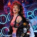 Rihanna menyanyikan "We Found Love"