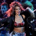 Rihanna ditemani puluhan penari latar