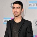 Gaya Casual Joe Jonas di Red Carpet AMA 2011
