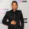John Legend dengan busana formal di Red Carpet AMA 2011