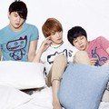 JYJ berpose di depan kamera