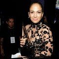 Jennifer Lopez bangga menunjukkan trofinya