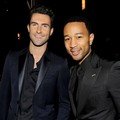Adam Levine dan John Legend di belakang panggung AMA 2011