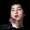 Pose  Song Joong Ki di Majalah GQ Korea edisi Desember 2011