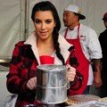 Kim Kardashian dan Zoe Saldana melayani kaum tuna wisma