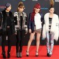 2NE1 menarik perhatian dengan dandanan mereka