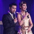 Raffi Ahmad dan Fenita Jayanti sebagai host di 'Gemerlap 44 Tahun Indosat untuk Indonesia'