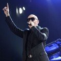 Pitbull Membawakan Lagu-lagu Hits 'Party Rock'
