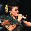 Syahrini di panggung Anugrah Piala Citra FFI 2011