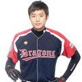 Chun Jung Myung berperan sebagai pemain bisbol profesional