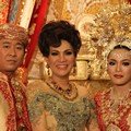 Dorce Gamalama berpose bersama Rizky dan Luluk