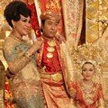 Dorce Gamalama saat menghadiri pernikahan Rizky dan Luluk