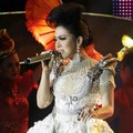 Syahrini Menghibur Penonton di panggung Anugrah Piala Citra FFI 2011