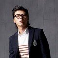 Hyun Bin berpose dalam sebuah pemotretan
