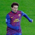 Lionel Messi mengontrol bola saat pertandingan semifinal melawan Al Sadd