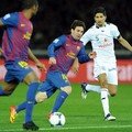 Lionel Messi menggiring dan mengoper bola kepada Seydou Keita