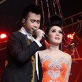 Vidi Aldiano dan Syahrini di Konser 'Dekade Trans Untuk Indonesia'