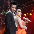 Vidi Aldiano dan Syahrini di Konser 'Dekade Trans Untuk Indonesia'