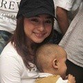 Nikita Willy Berkunjung ke Yayasan Kasih Anak Kanker Indonesia