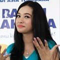 Poppy Bunga Saat Dijumpai di Balon Raksasa Jakarta Hi Flyer Taman Bunga Keong Emas