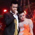 Vidi Aldiano dan Syahrini di Konser 'Dekade Trans Untuk Indonesia'