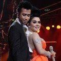 Vidi Aldiano dan Syahrini di Konser 'Dekade Trans Untuk Indonesia'
